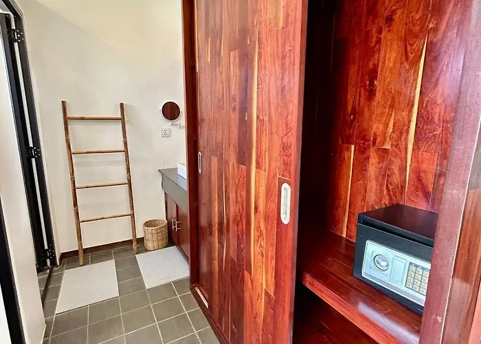 Duplex Loft, King Bed, Balconies, Fast Wifi, Pool & Garden Holiday home Siem Reap