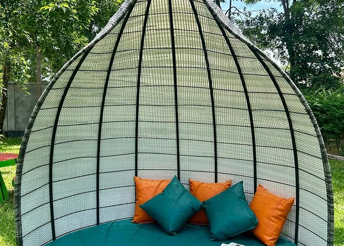Duplex Loft, King Bed, Balconies, Fast Wifi, Pool & Garden